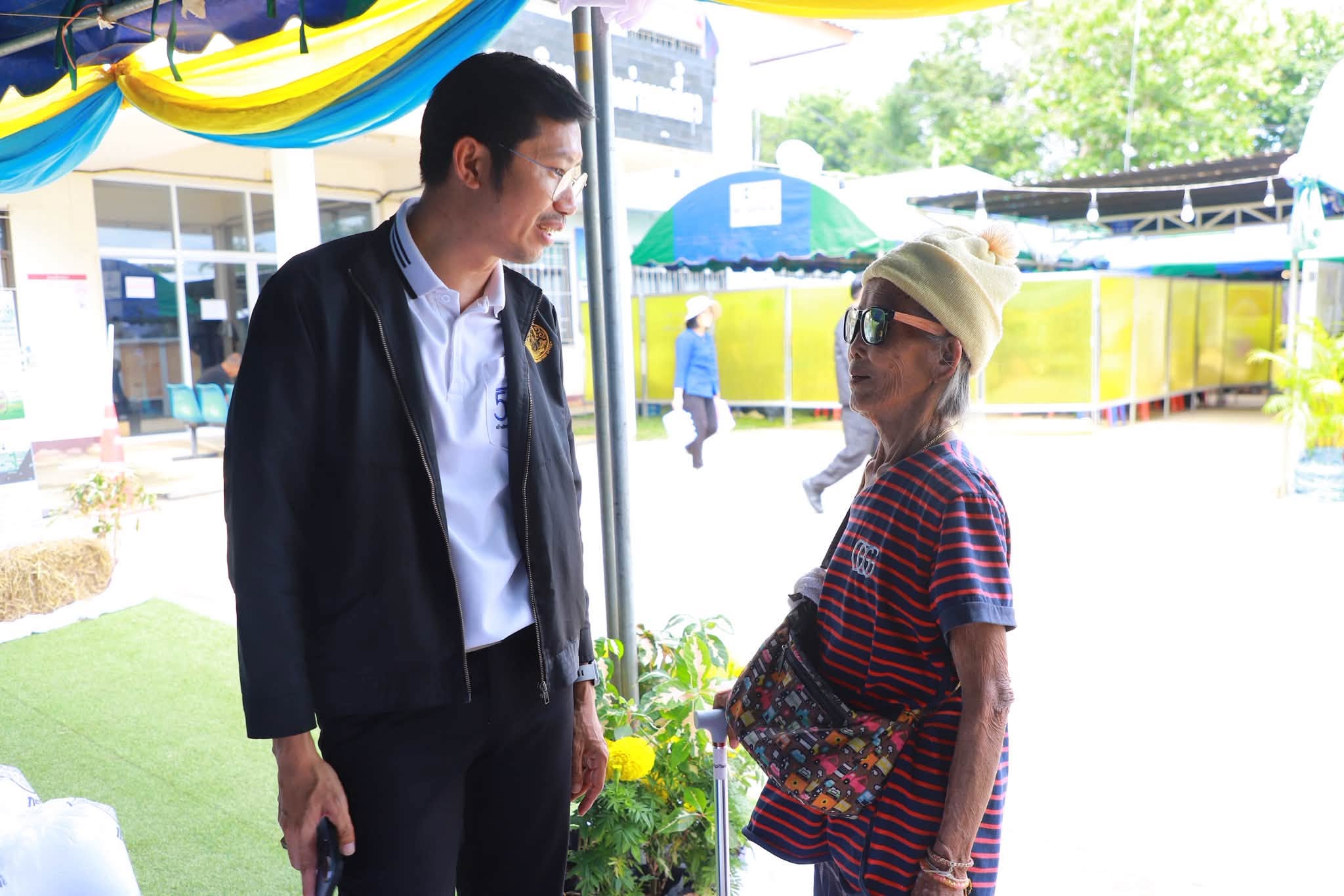 title - รมว.กษ. นำทีมลงพื้นที่ตรวจราชการ พร้อมมอบโฉนดเพื่อการเกษตร ส.ป.ก.เลย กว่า 6 พันไร่